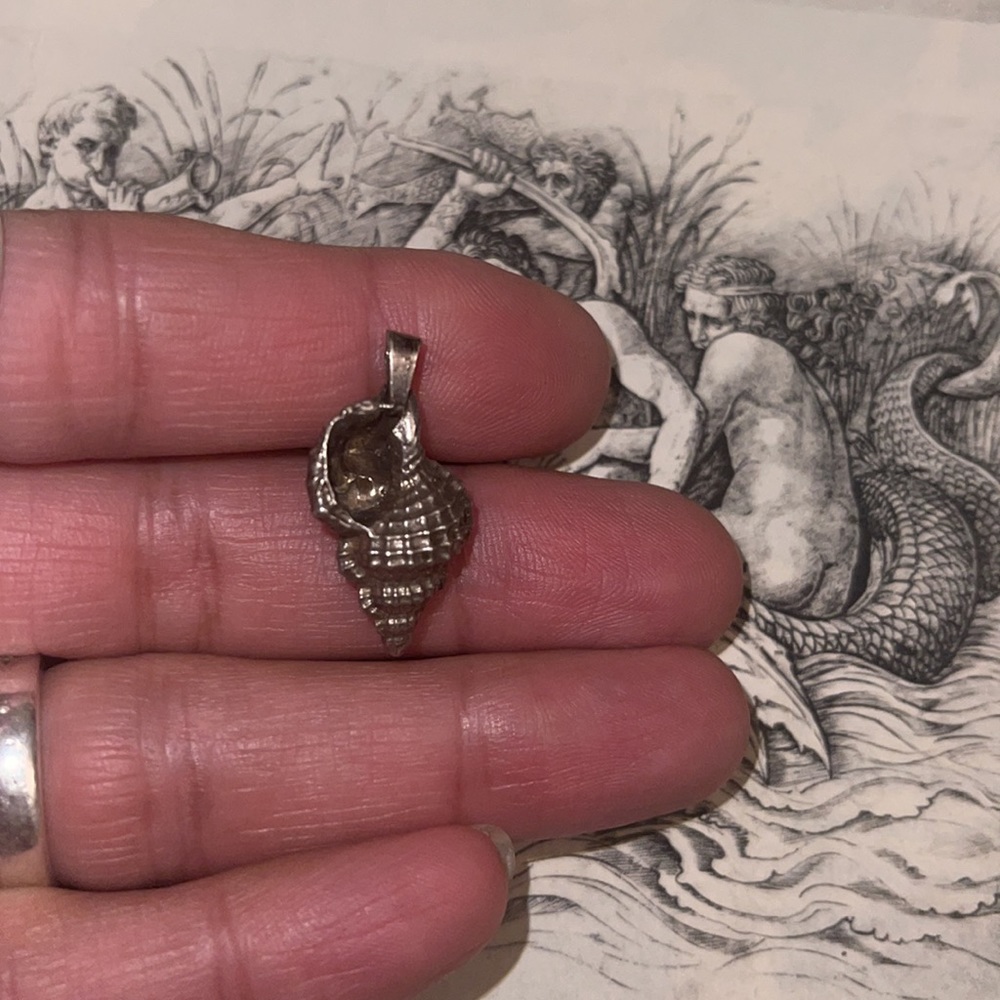 Sterling silver seashell pendant - Picture 4 of 12